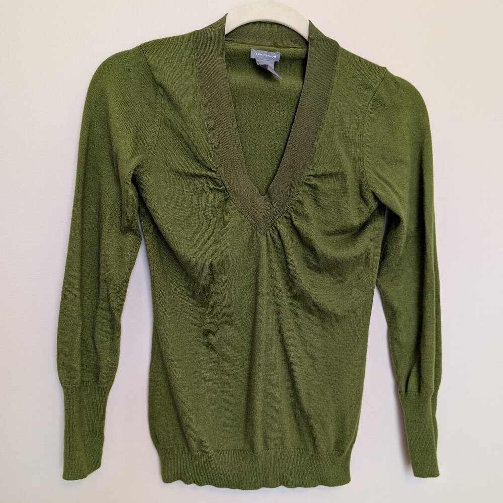 Ann Taylor cashmere ruched front olive green v-neck sweater XS slim fit EUC